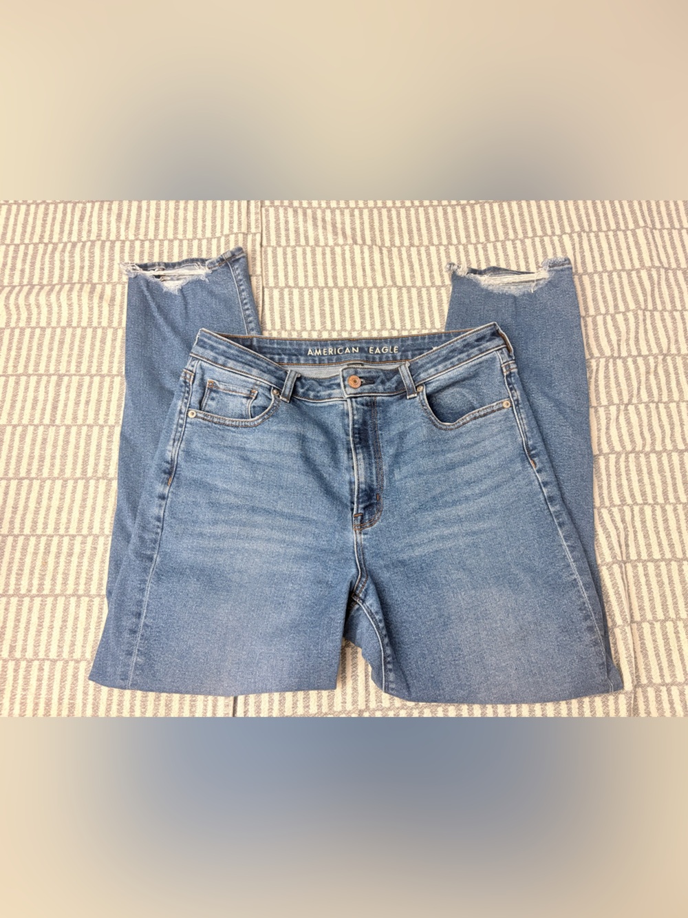 American Eagle Outfitters Straight Leg Jeans in Medium Blue Denim